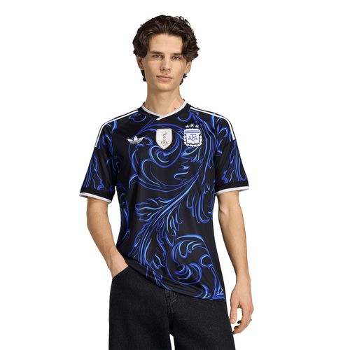 CAMISETA ALTERNATIVA ADIDAS AFA SELECCION ARGENTINA 26 VERSION FAN HOMBRE