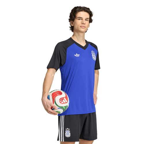 REMERA ADIDAS ORIGINALS SELECCIÓN ARGENTINA 26 AFA HOMBRE